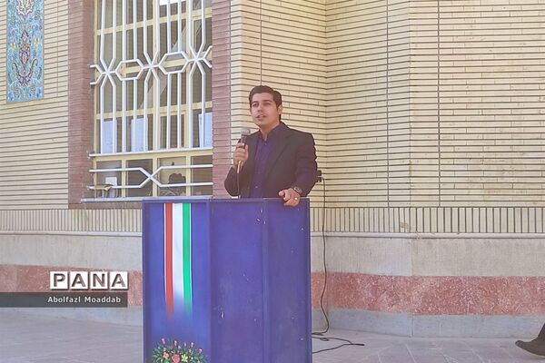 زنگ مهر و ایثار در دبیرستان نمونه آیت‌الله خامنه‌ای کاشمر