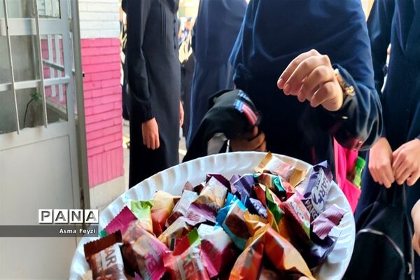 مراسم شروع سال تحصیلی و بزرگداشت هفته دفاع مقدس در دبیرستان شرف