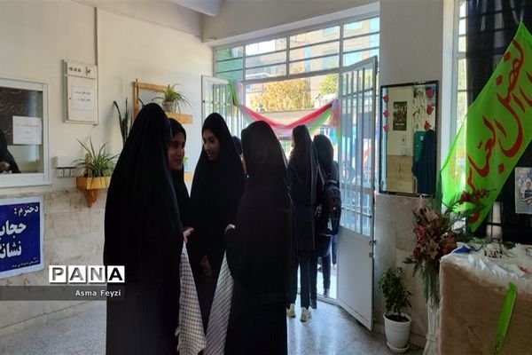 مراسم شروع سال تحصیلی و بزرگداشت هفته دفاع مقدس در دبیرستان شرف