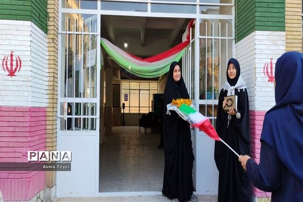 مراسم شروع سال تحصیلی و بزرگداشت هفته دفاع مقدس در دبیرستان شرف