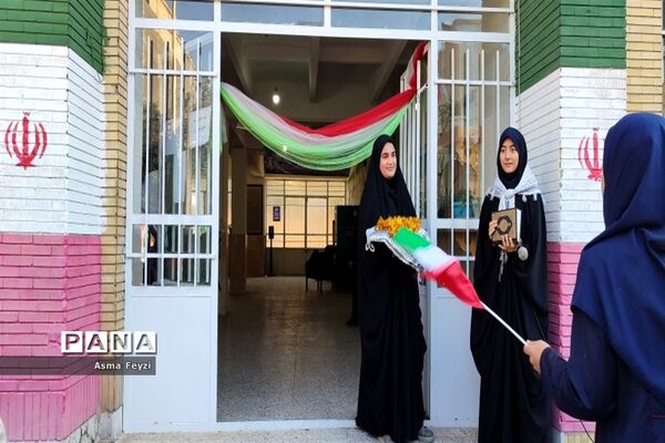 مراسم شروع سال تحصیلی و بزرگداشت هفته دفاع مقدس در دبیرستان شرف