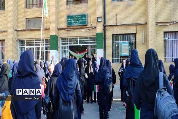 مراسم شروع سال تحصیلی و بزرگداشت هفته دفاع مقدس در دبیرستان شرف