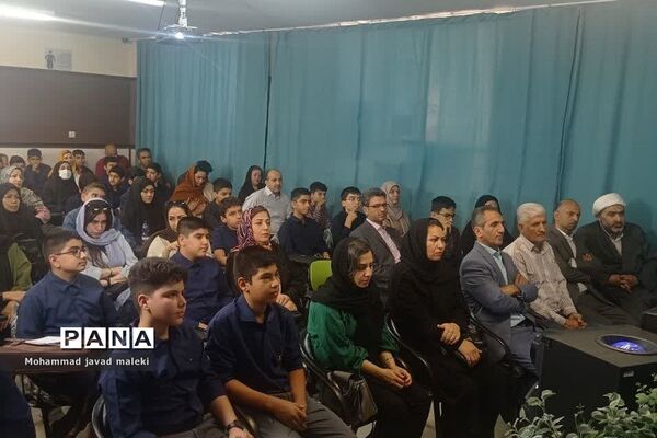 جشن دانش‌آموزان قبولی پایه هفتم در دبیرستان استعدادهای درخشان شهید بهشتی رودهن