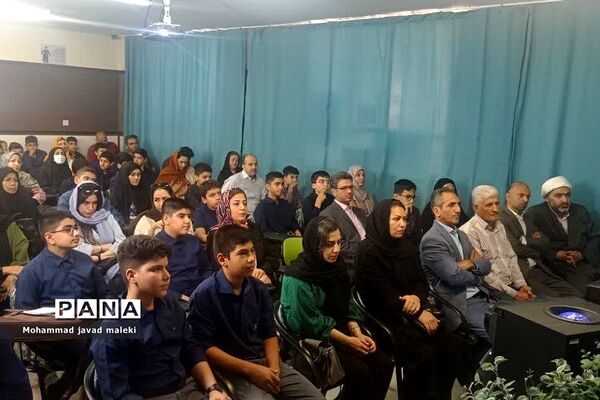 جشن دانش‌آموزان قبولی پایه هفتم در دبیرستان استعدادهای درخشان شهید بهشتی رودهن