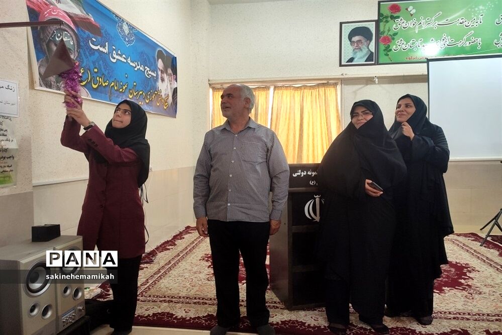 نواخته شدن زنگ «مهر و مقاومت» در دبیرستان امام صادق(ع) ابرکوه