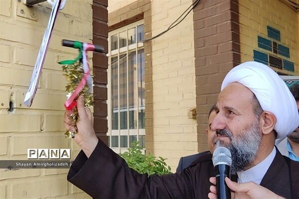 آیین نواختن زنگ مهر در مدرسه شاهد و کمال شهرستان‌قرچک