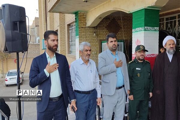 آیین نواختن زنگ مهر در مدرسه شاهد و کمال شهرستان‌قرچک