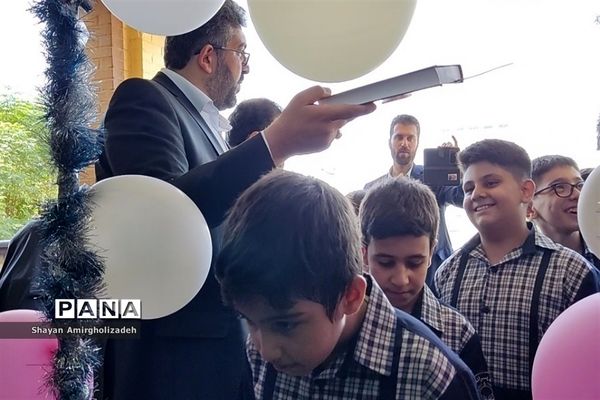 آیین نواختن زنگ مهر در مدرسه شاهد و کمال شهرستان‌قرچک