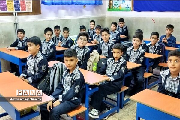 آیین نواختن زنگ مهر در مدرسه شاهد و کمال شهرستان‌قرچک