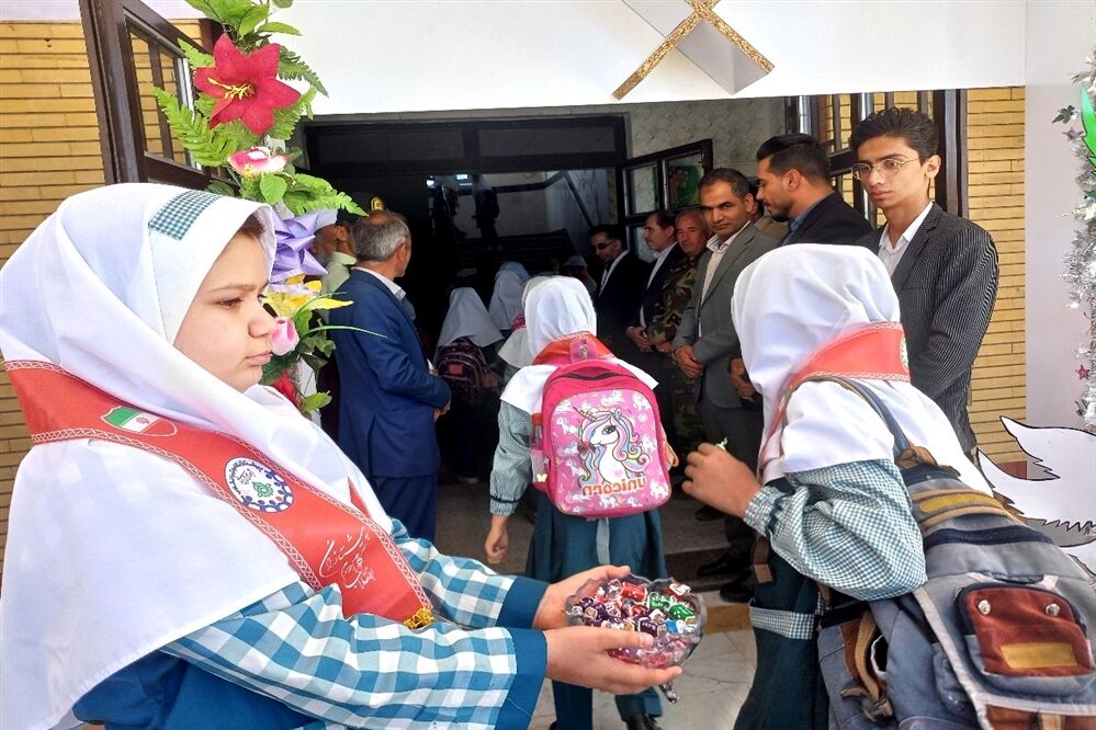 آیین نواختن زنگ مهر و مقاومت در شهرستان بام و صفی آباد