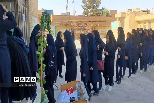 نواخته شدن زنگ بهار علم و دانش در دبیرستان دخترانه خادم زاده اردکان