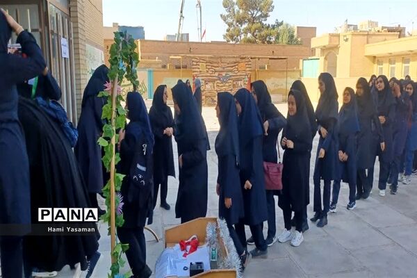 نواخته شدن زنگ بهار علم و دانش در دبیرستان دخترانه خادم زاده اردکان