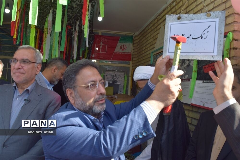 نواخته شدن زنگ مهر و مقاومت در دبیرستان شهید آوینی منطقه ۱۴