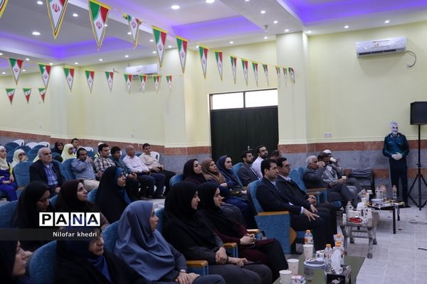 نشست صمیمی  استاندار بوشهر با کادر مدرسه استثنایی دوستان شهرستان بوشهر