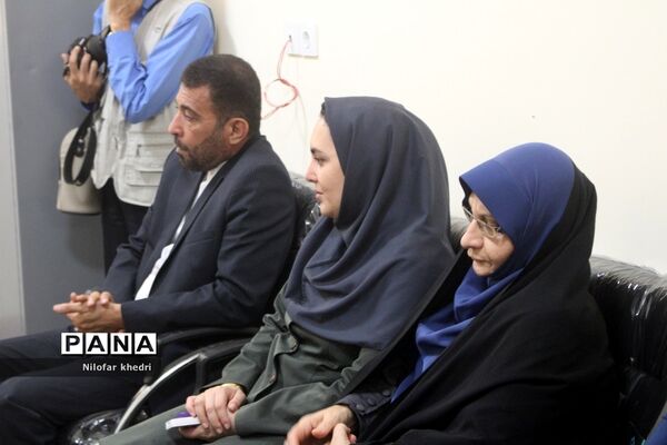 نشست صمیمی  استاندار بوشهر با کادر مدرسه استثنایی دوستان شهرستان بوشهر