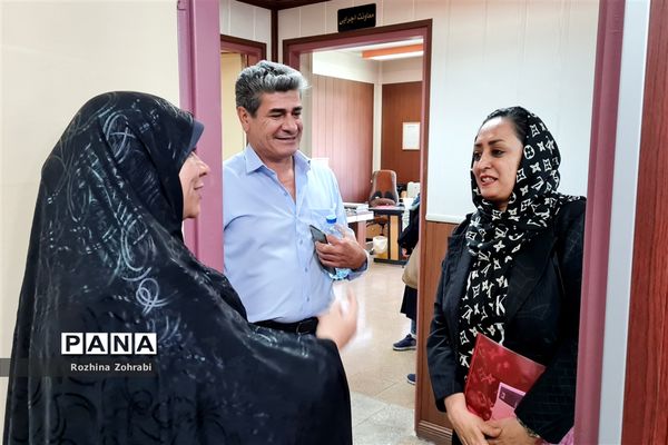 توزیع لباس فرم در دبیرستان علوم پزشکی شیراز