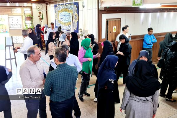 توزیع لباس فرم در دبیرستان علوم پزشکی شیراز