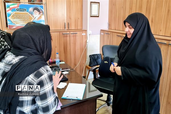 توزیع لباس فرم در دبیرستان علوم پزشکی شیراز