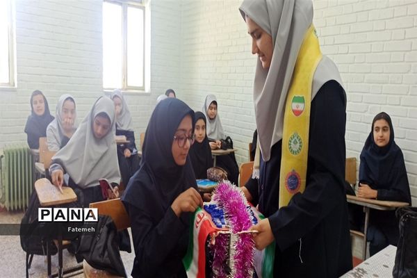 نواختن زنگ نماز، ایثار و مقاومت همزمان با آغاز سال تحصیلی جدید در دبیرستان برادران طباطبایی