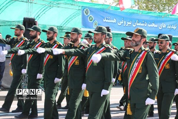رژه یگان‌های نمونه نیروهای مسلح استان قم