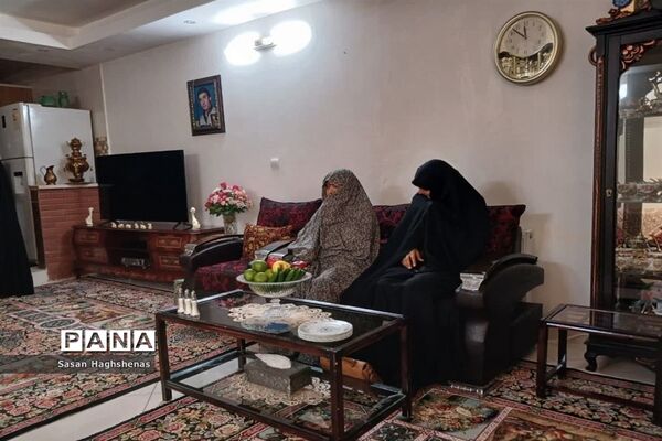 دیدارمدیرآموزش و پرورش اسلامشهر با خانواده شهدای دانش‌آموز