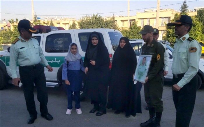 همراهی  جانشین فرماندهی انتظامی شیراز با دخترشهید رنجبر  همزمان با آغاز سال تحصیلی
