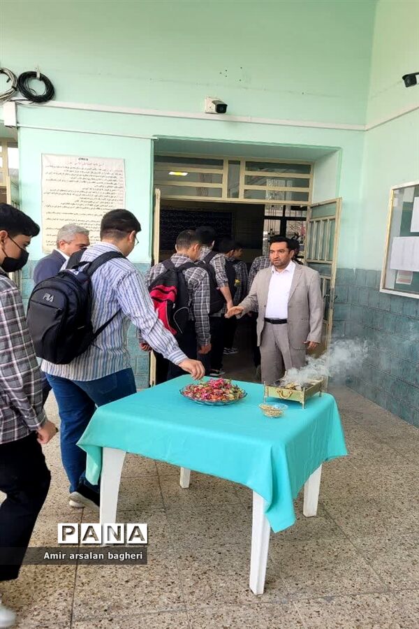 مراسم آغازسال تحصیلی جدید در دبیرستان هیات امنایی ماندگار نمازی ناحیه ۴ شیراز
