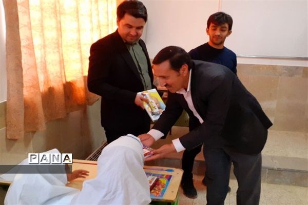 توزیع لوازم التحریر در بین دانش‌آموزان روستاهای حوزه پساکوه شهرستان کلات