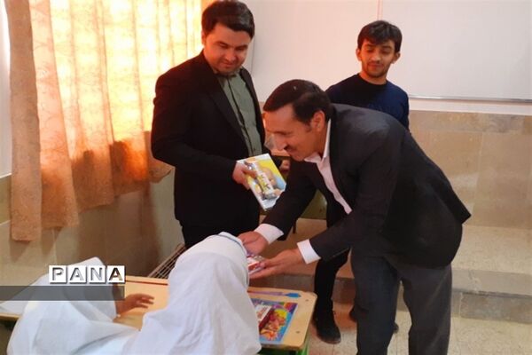 توزیع لوازم التحریر در بین دانش‌آموزان روستاهای حوزه پساکوه شهرستان کلات