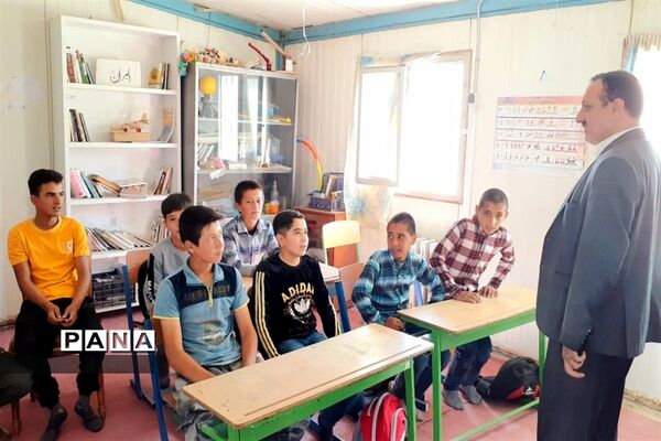 توزیع لوازم التحریر در بین دانش‌آموزان روستاهای حوزه پساکوه شهرستان کلات