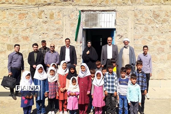 توزیع لوازم التحریر در بین دانش‌آموزان روستاهای حوزه پساکوه شهرستان کلات