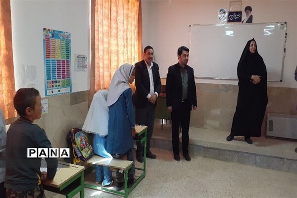 توزیع لوازم التحریر در بین دانش‌آموزان روستاهای حوزه پساکوه شهرستان کلات