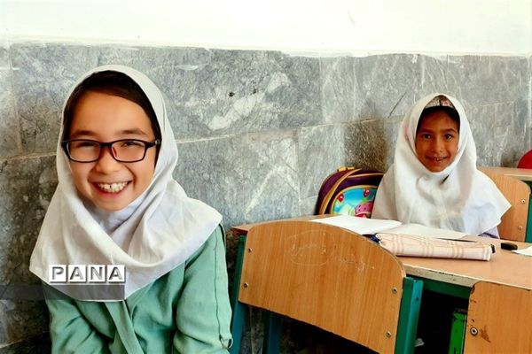 توزیع لوازم التحریر در بین دانش‌آموزان روستاهای حوزه پساکوه شهرستان کلات