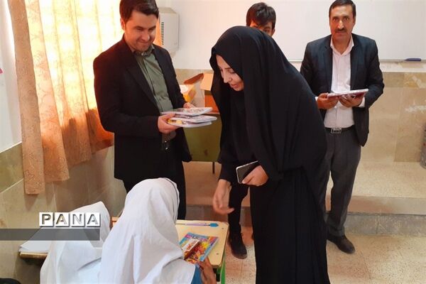 توزیع لوازم التحریر در بین دانش‌آموزان روستاهای حوزه پساکوه شهرستان کلات