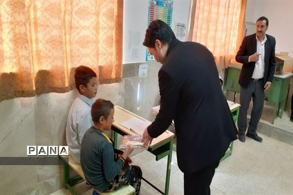 توزیع لوازم التحریر در بین دانش‌آموزان روستاهای حوزه پساکوه شهرستان کلات