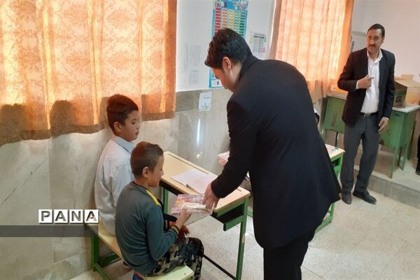 توزیع لوازم التحریر در بین دانش‌آموزان روستاهای حوزه پساکوه شهرستان کلات