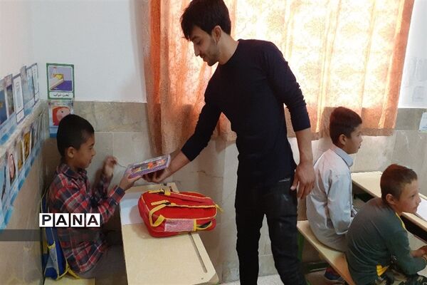 توزیع لوازم التحریر در بین دانش‌آموزان روستاهای حوزه پساکوه شهرستان کلات