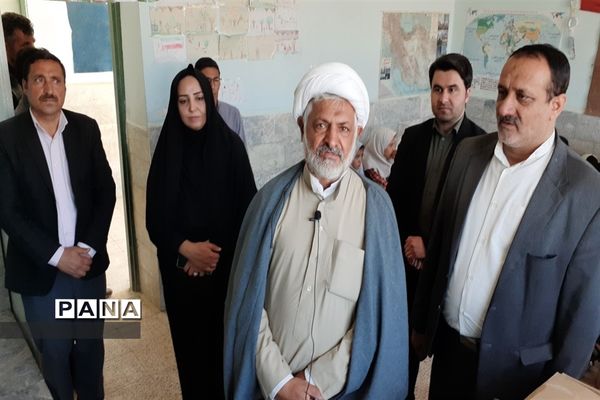 توزیع لوازم التحریر در بین دانش‌آموزان روستاهای حوزه پساکوه شهرستان کلات