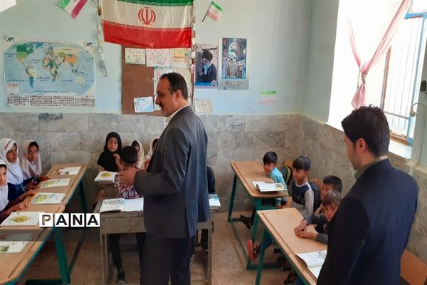 توزیع لوازم التحریر در بین دانش‌آموزان روستاهای حوزه پساکوه شهرستان کلات