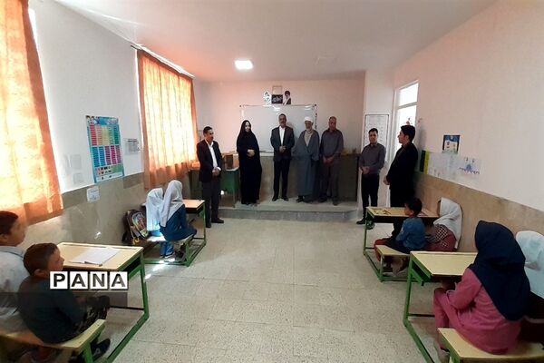 توزیع لوازم التحریر در بین دانش‌آموزان روستاهای حوزه پساکوه شهرستان کلات