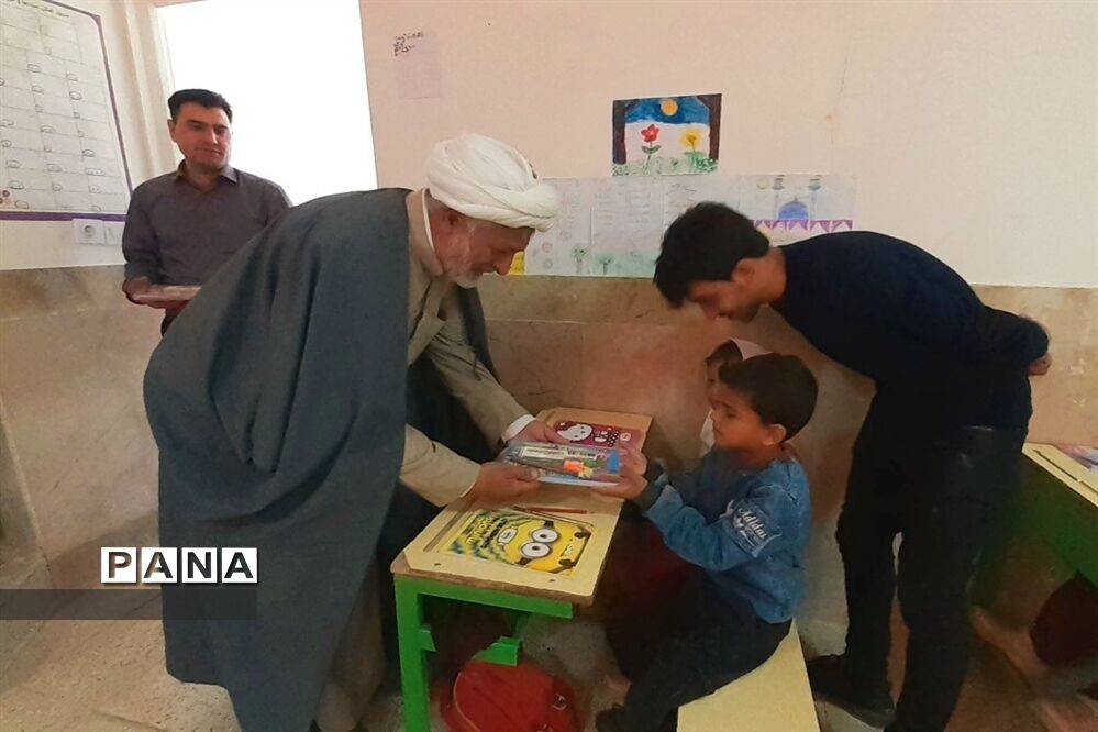 توزیع لوازم التحریر در بین دانش‌آموزان روستاهای حوزه پساکوه شهرستان کلات