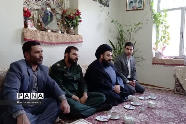 دیدار امام جمعه رودهن با تعدادی از خانواده شهدای رودهن در هفته دفاع مقدس