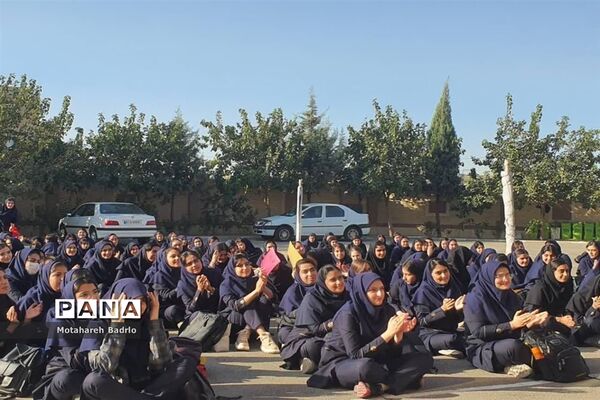 مراسم جشن آغاز امامت و تجدید بیعت با امام دوازدهم (عج)در آموزشگاه فرزانگان اسلامشهر