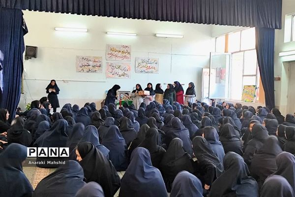 نواختن زنگ مهر و مقاومت در هنرستان دخترانه دارالفنون اردکان