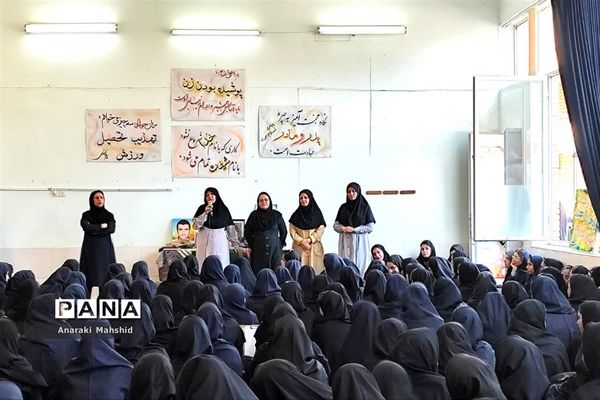 نواختن زنگ مهر و مقاومت در هنرستان دخترانه دارالفنون اردکان