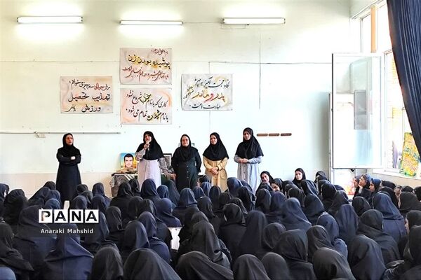 نواختن زنگ مهر و مقاومت در هنرستان دخترانه دارالفنون اردکان