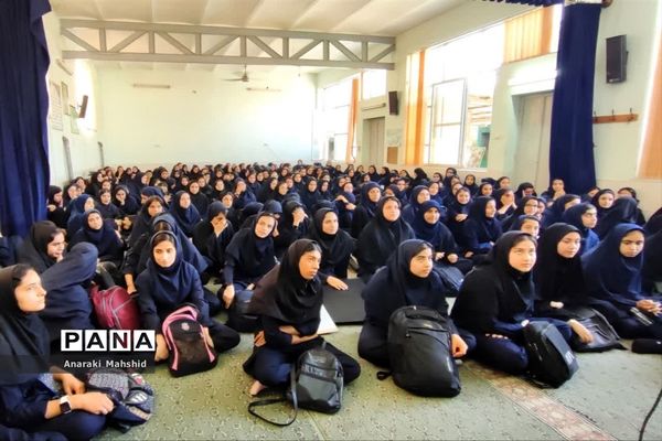 نواختن زنگ مهر و مقاومت در هنرستان دخترانه دارالفنون اردکان