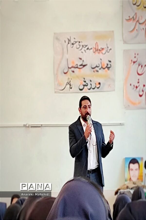 نواختن زنگ مهر و مقاومت در هنرستان دخترانه دارالفنون اردکان