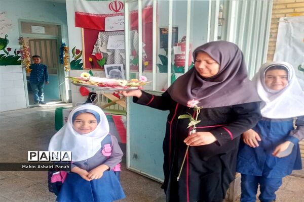 برگزاری آیین آغاز سال تحصیلی و جشن ولایت در مدرسه منتظری فتح آباد خاتم