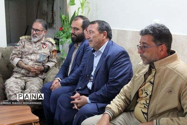 دیدار مسئولان شهری فشافویه با خانواده شهدای منطقه